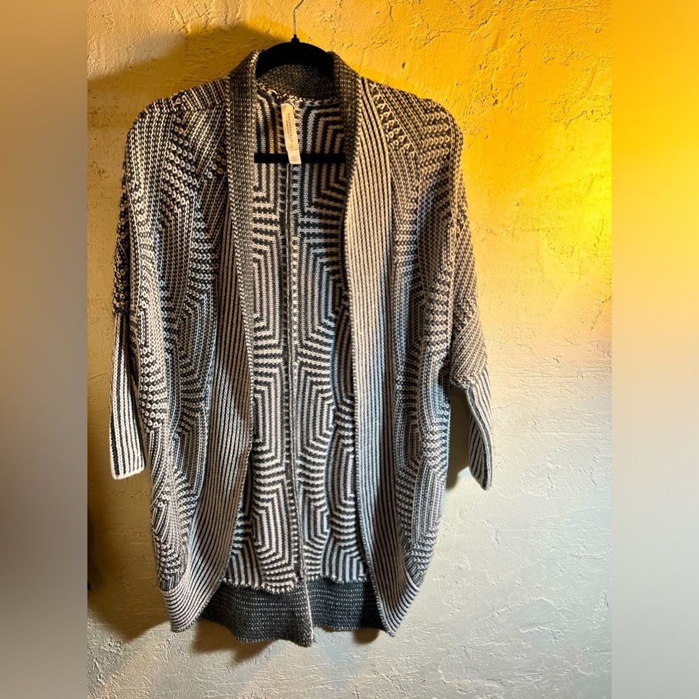 Cardigan Sweater by Aeropostale, grey & white, open front w beautiful knitting